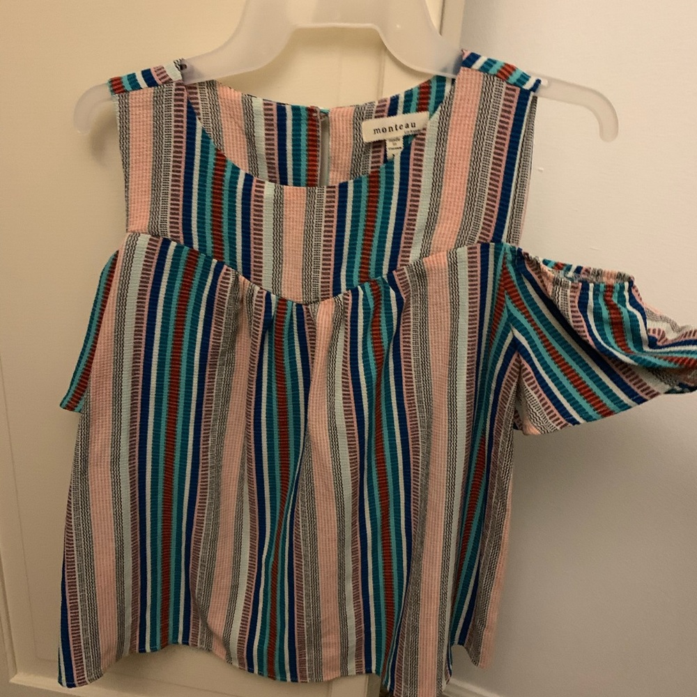 Super cute cold shoulder top